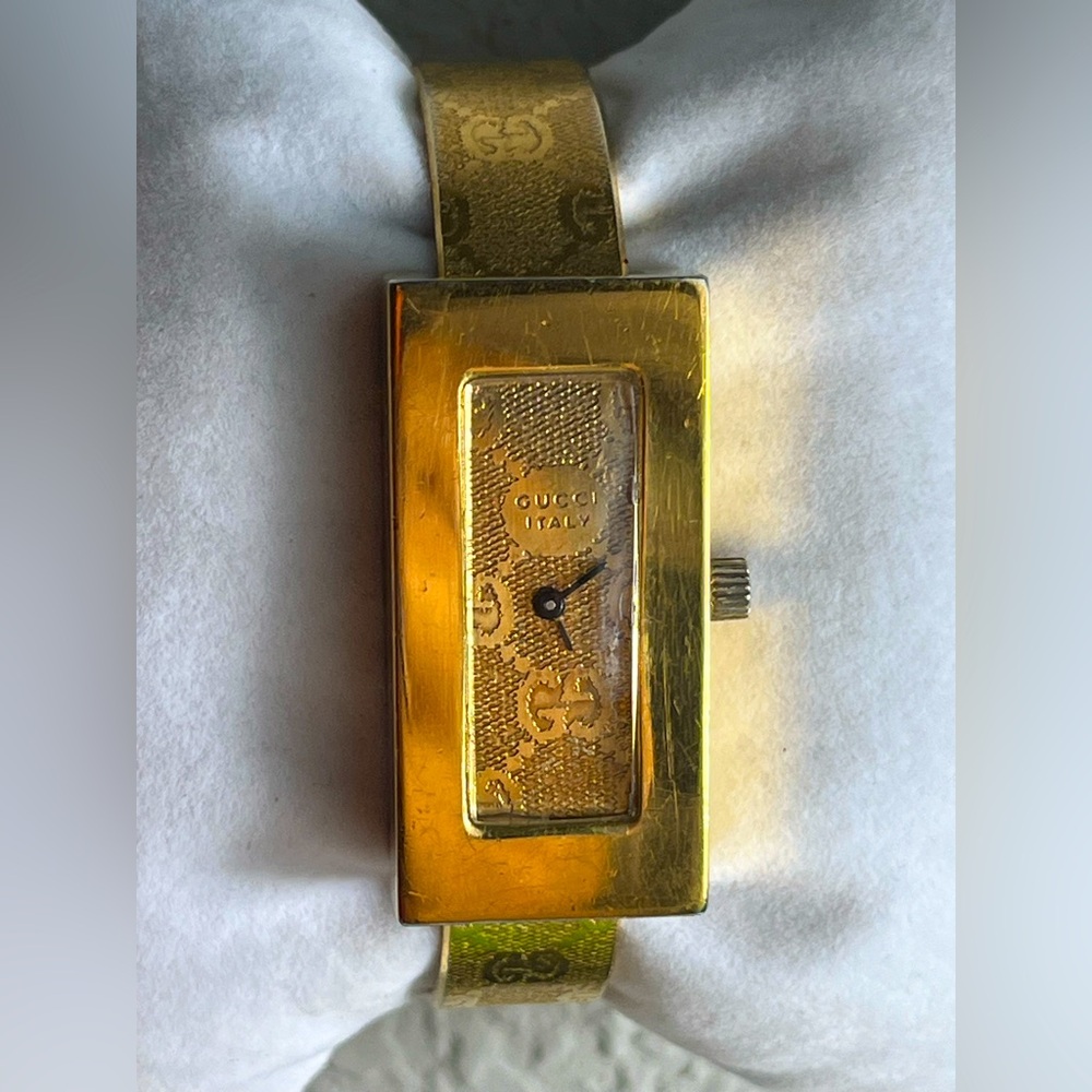 Gucci 1970 Ladies Cuff Bracelet Made in Italy.